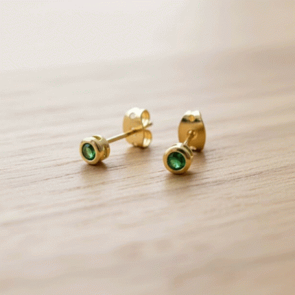 Aretes Topos Pequeños con Circón Verde Bañados en Oro