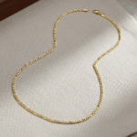 Cadena Fina Tipo Fígaro de Lujo Bañada en Oro para Hombre | Elegancia Clásica