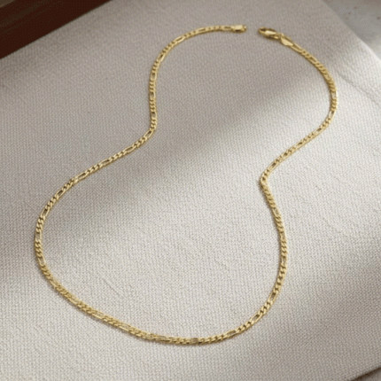 Cadena Fina Tipo Fígaro de Lujo Bañada en Oro para Hombre | Elegancia Clásica