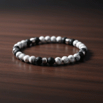 Pulsera Elástica de Howlita y Piedra Volcánica con Detalles Metálicos