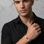 Pulsera Elástica de Howlita y Piedra Volcánica con Detalles Metálicos - Imagen 2