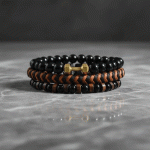 Set de 3 Pulseras para Hombre "Fuerza y Estilo": Piedras Naturales, Cuero Trenzado y Mancuerna Dorada