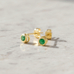 Aretes Topos Medianos con Circón Verde Bañados en Oro