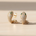 Aretes Serpiente Dorada con Circones – Baño de Oro y Detalle en Verde Esmeralda