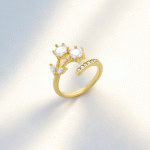 Anillo Ajustable Bañado en Oro con Detalles de Circones