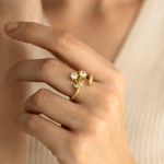 Anillo Ajustable Bañado en Oro con Detalles de Circones - Imagen 2