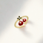 Anillo Ajustable Bañado en Oro con Diseño de Fresas y Flor Esmaltadas