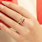 Anillo Ajustable Bañado en Oro con Diseño de Fresas y Flor Esmaltadas - Imagen 2