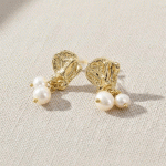 Aretes Topos Flor de Nácar Bañados en Oro con Perlas