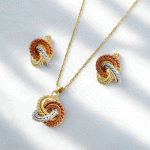 Juego de Cadena, Dije y Aretes Tricolor en Nudo de Amor — Baño en 3 Oros