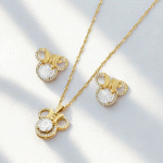 Juego de Cadena, Dije y Aretes con Lazo Bañados en Oro y Circones Brillantes