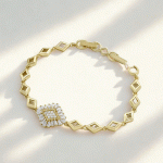 Pulsera Elegante con Diseño Geométrico y Dije Central Bañada en Oro
