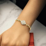 Pulsera Elegante con Diseño Geométrico y Dije Central Bañada en Oro - Imagen 2