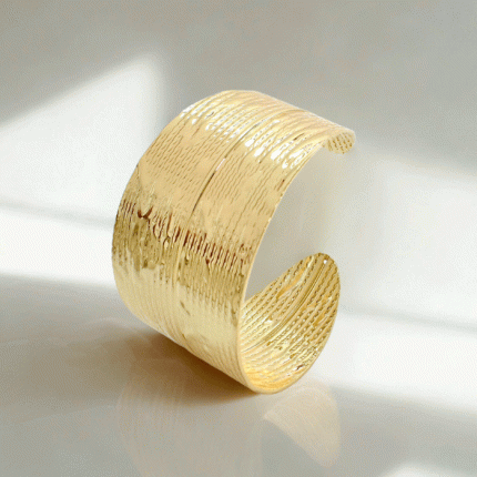 Pulsera Ancha Martillada Bañada en Oro