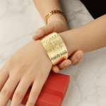 Pulsera Ancha Martillada Bañada en Oro - Imagen 2