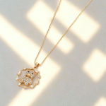 Cadena Osito Brillante con Dije Circular Bañada en Oro