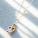 Cadena con Dije de Calavera con Circones Bañada en Oro