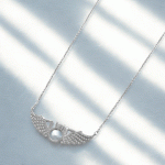 Collar Alas de Ángel con Perla Central Bañado en Plata