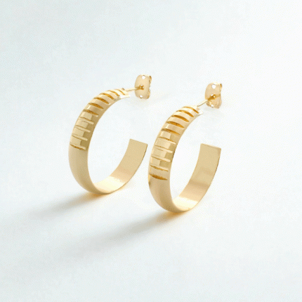 Semi Argollas Doradas de Diseño Moderno Bañadas en Oro