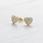 Aretes de Corazón Radiante con Engaste Pavé y Lujoso Baño de Oro