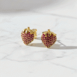 Aretes de Fresa "Berry Sparkle" | Baño de Oro con Circones Fucsia