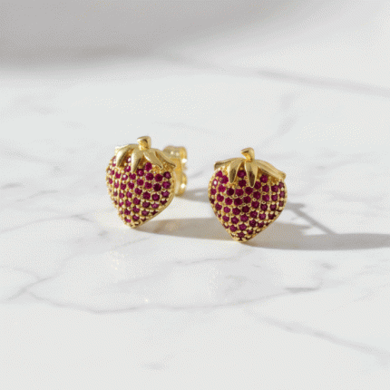 Aretes de Fresa "Berry Sparkle" | Baño de Oro con Circones Fucsia