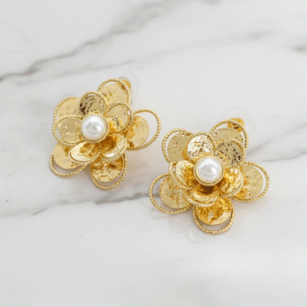 Aretes de Dama Florales con Textura y Perla Central, Baño de Oro de Lujo
