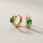 Argollas Huggies con Baño de Oro Rosa y Esmeralda Creada