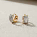 Argollas Huggies para Niñas Baño de Oro con Pavé de Circones Blancos