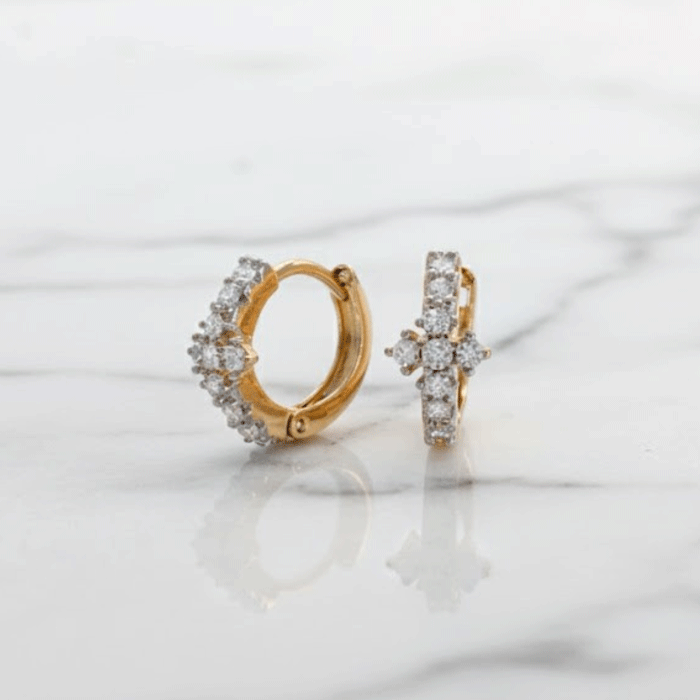 215 Argollas Huggies Bañadas en Oro para Niñas con Circones | Diseño Cruz Floral - Imagen 1