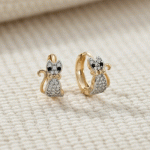 Argollas Huggies de Gatito Bicolor para Niñas - Baño en Oro con Circones Brillantes