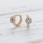 Argollas Huggies 'Cluster Floral' para Niñas - Baño en Oro con Ramillete de Circones