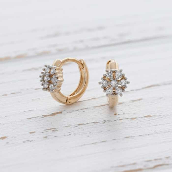 221 Argollas Huggies 'Cluster Floral' para Niñas - Baño en Oro con Ramillete de Circones - Imagen 1