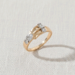 Anillo de Dama Hebilla Bicolor Oro 24KT con Detalles de Circones