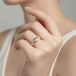 Anillo de Dama Hebilla Bicolor Oro 24KT con Detalles de Circones - Imagen 2