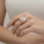 Anillo Royal Circle Bañado en Oro Italiano 24KT con Detalle en Oro Blanco y Circones - Imagen 2