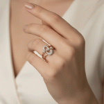 Anillo Herraje Elegance Bañado en Oro Italiano 24KT con Circones y Detalle en Oro Blanco - Imagen 2