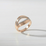 Anillo Wave Luxe Bañado en Oro Italiano 24KT con Circones y Detalle en Oro Blanco