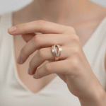 Anillo Wave Luxe Bañado en Oro Italiano 24KT con Circones y Detalle en Oro Blanco - Imagen 2