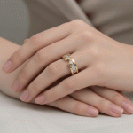 Anillo Open Shine Bañado en Oro Italiano 24KT con Circones y Detalle en Oro Blanco - Imagen 2