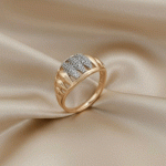 Anillo Crown Sparkle Bañado en Oro Italiano 24KT con Pavé de Circones y Detalle en Oro Blanco