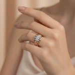 Anillo Crown Sparkle Bañado en Oro Italiano 24KT con Pavé de Circones y Detalle en Oro Blanco - Imagen 2