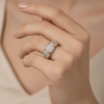 Anillo Triple Spark Bañado en Oro Italiano 24KT con Pavé de Circones y Detalle en Oro Blanco - Imagen 2