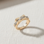 Anillo GeoCross Luxe Bañado en Oro Italiano 24KT con Circones y Detalle en Oro Blanco