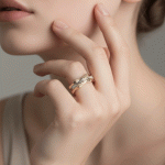 Anillo GeoCross Luxe Bañado en Oro Italiano 24KT con Circones y Detalle en Oro Blanco - Imagen 2