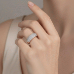 Anillo Multi Pavé Deluxe Bañado en Oro Italiano 24KT con Circones y Detalle en Oro Blanco - Imagen 2