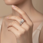 Anillo Butterfly Glow Bañado en Oro Italiano 24KT con Circones y Detalle en Oro Blanco - Imagen 2