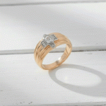 Anillo Square Halo Luxe Bañado en Oro Italiano 24KT con Circones y Detalle en Oro Blanco