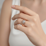 Anillo Square Halo Luxe Bañado en Oro Italiano 24KT con Circones y Detalle en Oro Blanco - Imagen 2