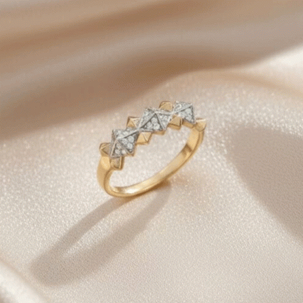 Anillo Pyramid Shine Bañado en Oro Italiano 24KT con Circones y Detalle en Oro Blanco